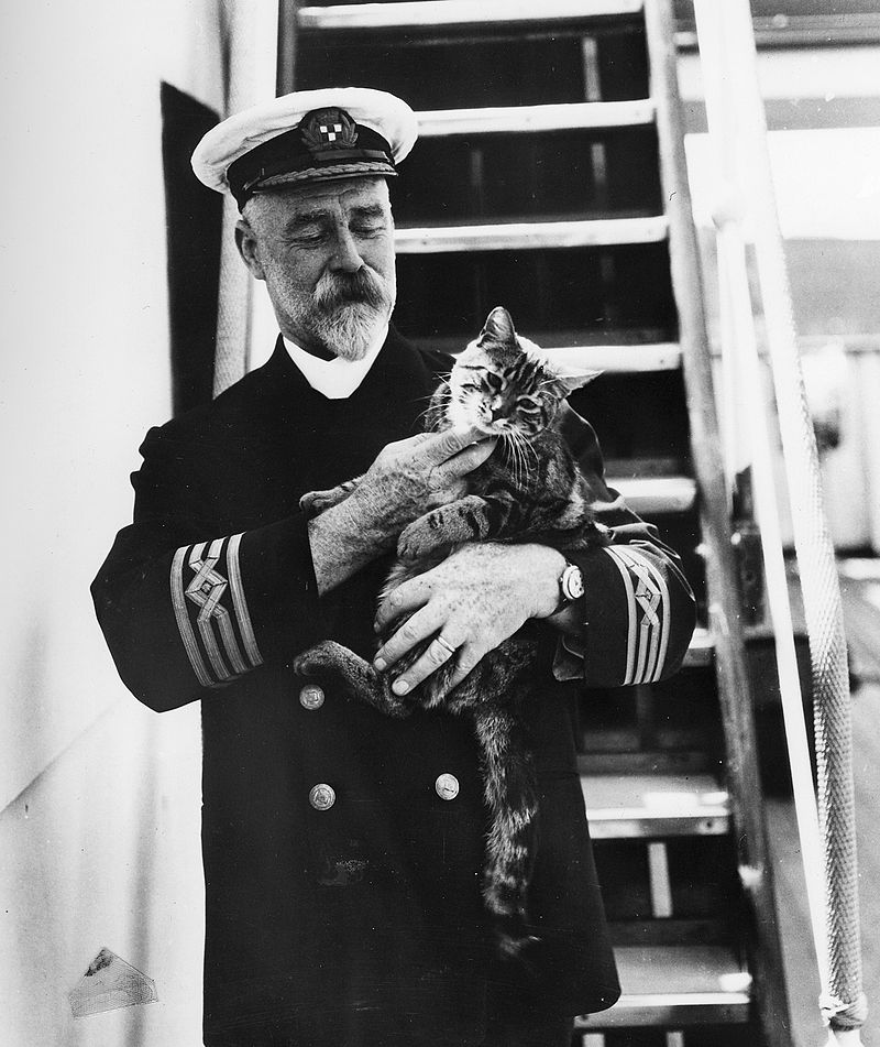 Imagen: el capitán A. J. Hailey con un gato de embarcación. Wikimedia Commons